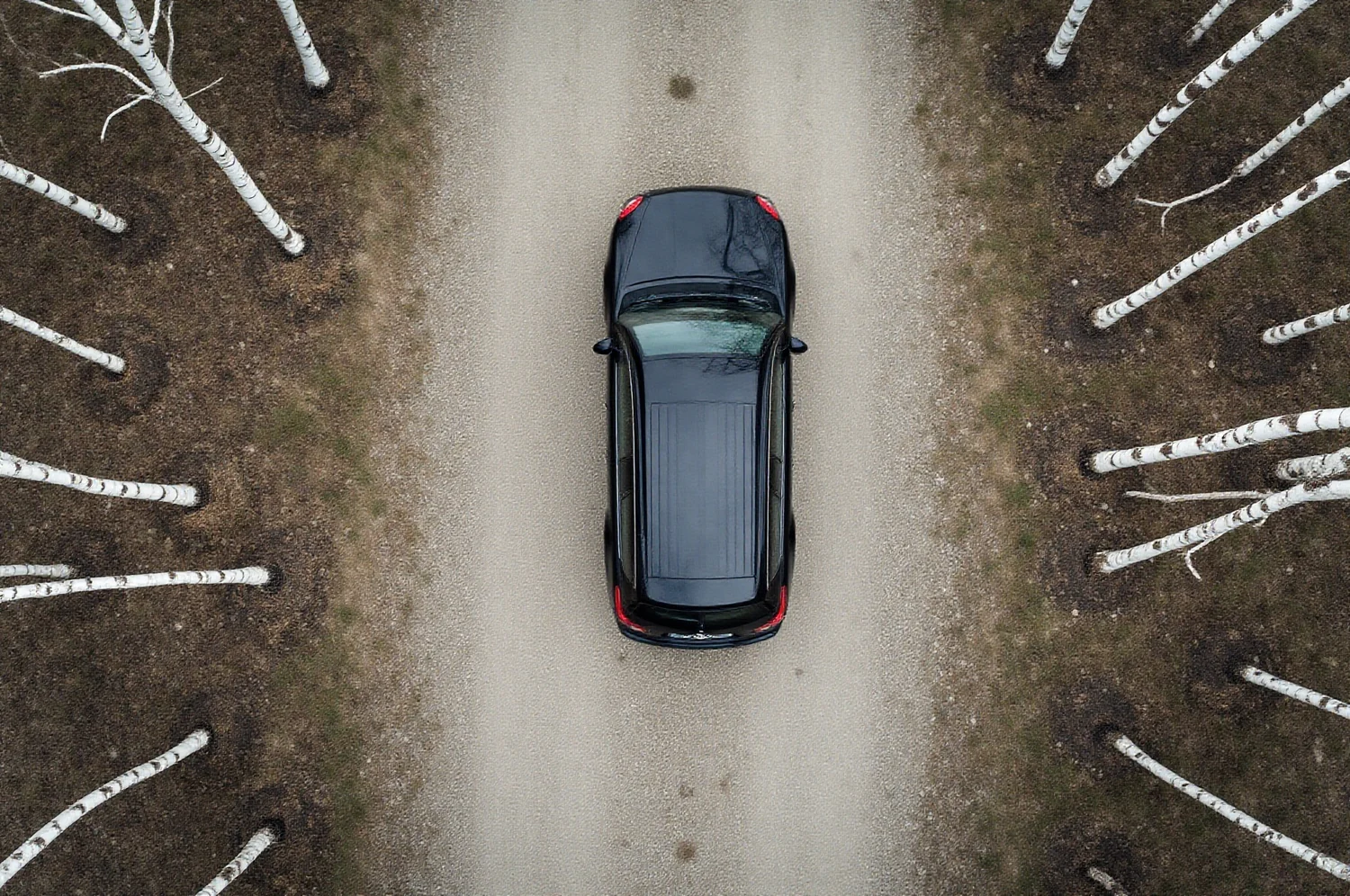 Aukštesnio tipo automobilis su plačiai atidarytomis durimis